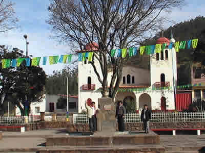 PLAZA DE ARMAS DE CHINCHEROS