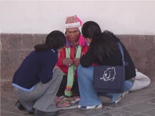 YATIRI LEYENDO HOJAS DE COCA