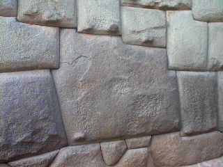 LA PIEDRA DE LOS 12 ANGULOS