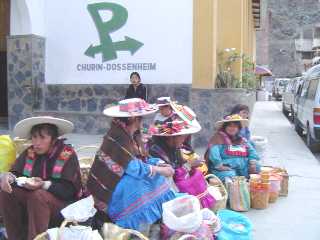 DAMAS EN TRAJE TIPICO