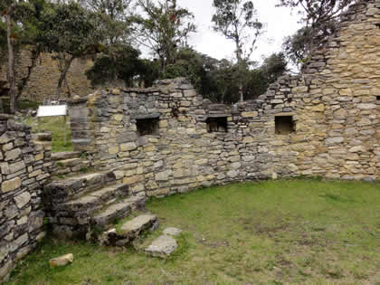 COMPLEJO ARQUEOLOGICO MONUMENTAL KUELAP - ESTRUCTURAS E2 Y E3 12