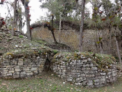 COMPLEJO ARQUEOLOGICO MONUMENTAL KUELAP - GRAN MURALLA EXTERNA PUEBLO ALTO 02