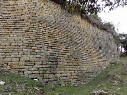 COMPLEJO ARQUEOLOGICO MONUMENTAL KUELAP - GRAN MURALLA EXTERNA PUEBLO ALTO 08