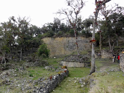 COMPLEJO ARQUEOLOGICO MONUMENTAL KUELAP - GRAN MURALLA EXTERNA PUEBLO ALTO 15