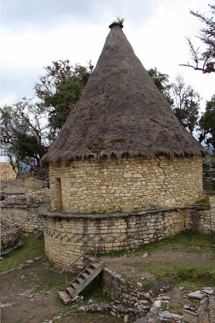 COMPLEJO ARQUEOLOGICO MONUMENTAL KUELAP - CASA RECONSTRUIDA 01