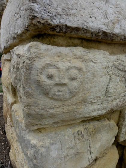 COMPLEJO ARQUEOLOGICO MONUMENTAL KUELAP - GRABADOS LITICOS 14