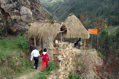 CAMINATA A LOS SARCOFAGOS DE KARAJIA 10