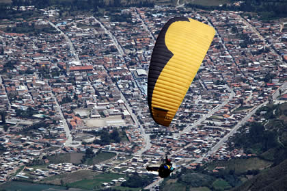 PARAPENTE SOBRE LA CIUDAD DE CARAZ