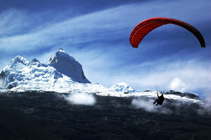 PARAPENTE CON FONDO DEL NEVADO HUANDOY