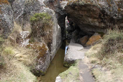 COMPLEJO HIDRAULICO CEREMONIAL CUMBEMAYO ACUEDUCTO 01