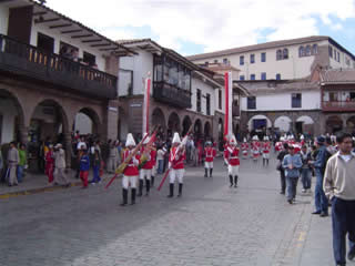 DESFILE ALUMNOS COLEGIO NACIONAL DE CIENCIAS Y ARTES DEL CUSCO 02