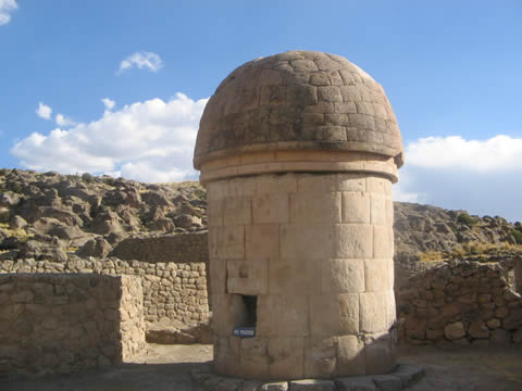 Chullpa Principal del Complejo Arqueologico de Maukallaqta - Chullpa