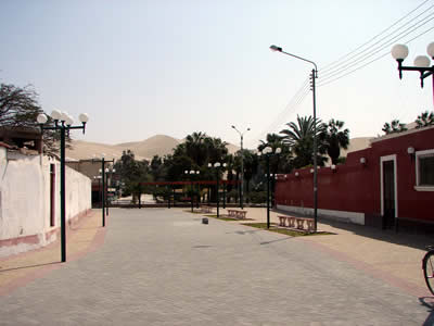 MALECON DE LA LAGUNA HUACACHINA 01