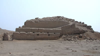 HUACA LA CENTINELA PIRAMIDE CON RAMPAS LATERALES 01