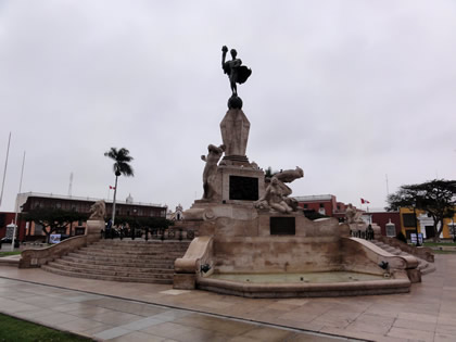 PLAZA DE ARMAS DE TRUJILLO 03