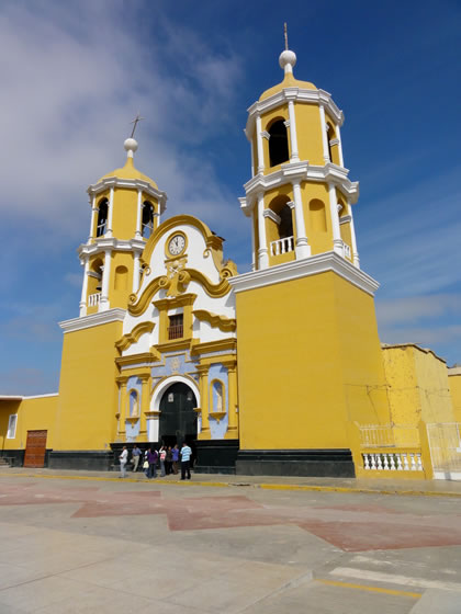 PLAZA DE ARMAS DE SAN PEDRO DE LLOC 02