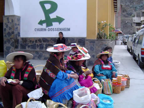 DAMAS EN TRAJE TIPICO