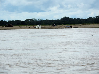 PLAYA EN LA RIBERA DEL RIO AMAZONAS 01