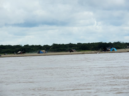 PLAYA EN LA RIBERA DEL RIO AMAZONAS 02