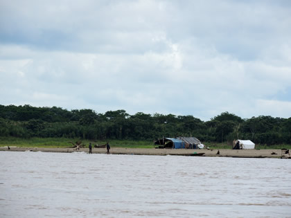 PLAYA EN LA RIBERA DEL RIO AMAZONAS 05