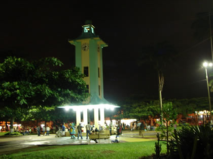 PLAZA DE ARMAS DE PUERTO MALDONADO DE NOCHE 01