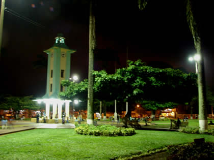 PLAZA DE ARMAS DE PUERTO MALDONADO DE NOCHE 05