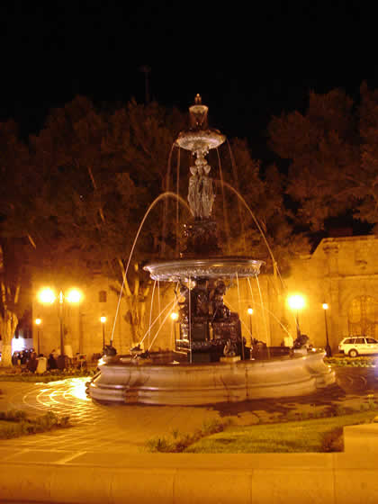 PLAZA ARMAS DE NOCHE 01