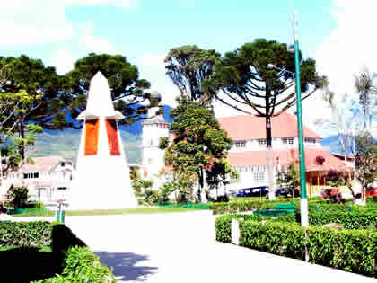 PLAZA DE ARMAS DE OXAPAMPA 04