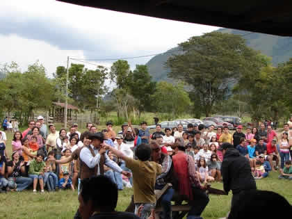 TURISTAS CORTANDO TRONCOS CON TROZADORA 02