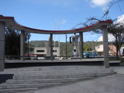 PLAZA DE ARMAS DE VILLA RICA 08