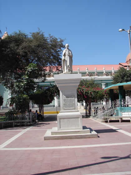 PLAZA DE ARMAS DE CATACAOS 01