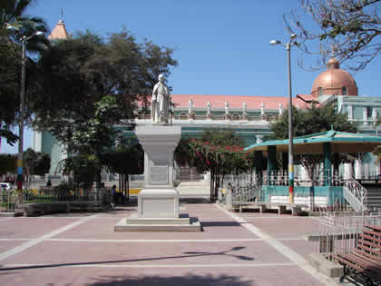 PLAZA DE ARMAS DE CATACAOS 02