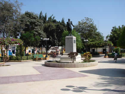 PLAZA DE ARMAS DE CHULUCANAS 01