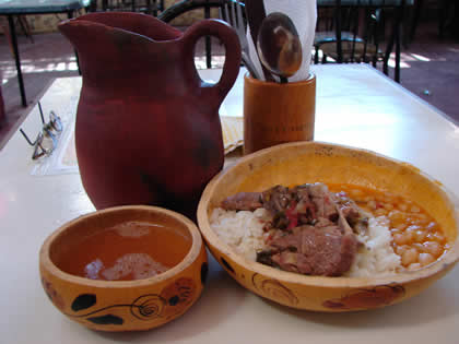 SECO DE CABRITO CON FREJOLES CHICHA DE JORA CLARITO