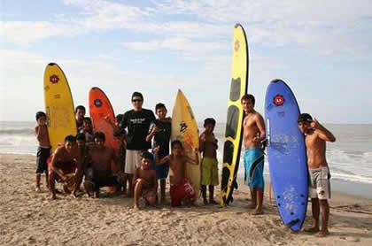 ESCUELA DE TABLA HANDS AND SURF IN ZORRITOS 04