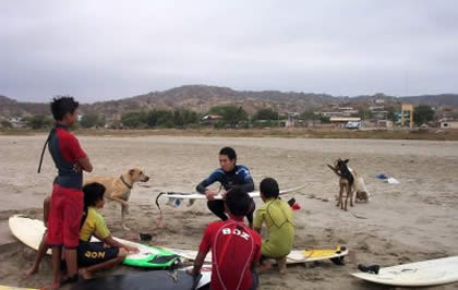 ESCUELA DE TABLA HANDS AND SURF IN ZORRITOS 06